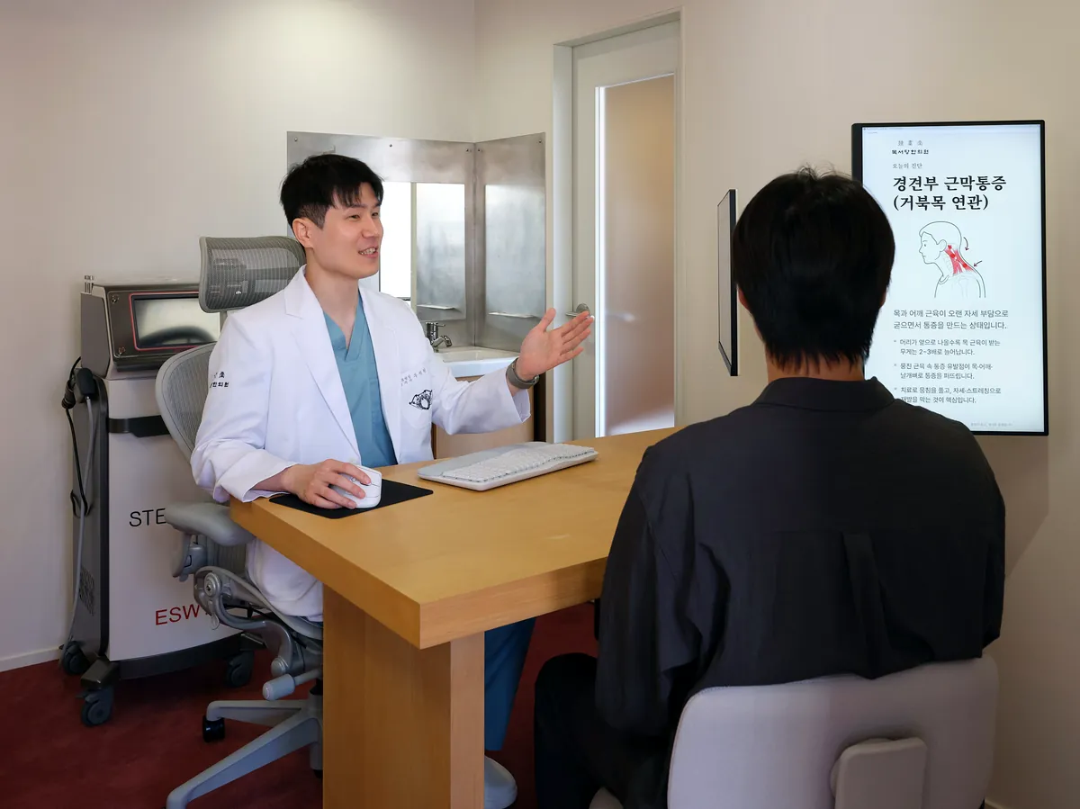 독서당한의원 진료실 — 우석현 원장이 환자에게 설명하는 상담 장면